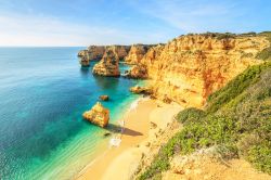 La bella spiaggia di Praia da Rocha a Portimao ...