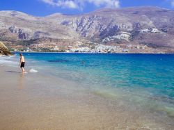 La bella spiaggia di Psili Ammos sull'isola di Amorgo, Grecia. E' lambita delle acque cristalline dell'Egeo - © George Tsitouras photos / Shutterstock.com