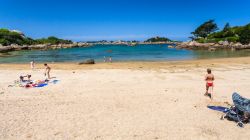 La bella spiaggia di Saint-Guirec vicino al sito di Ploumanac'h a Perros-Guirec, Costa di Granito Rosa - © vvoe / Shutterstock.com