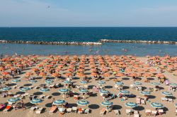 La bella spiaggia di Torre Pedrera protetta da una barriera di scogli