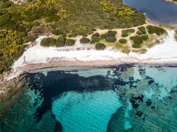 La bella spiaggia du Cala Banana e Bados vicino ad Olbia, nord della Sardegna