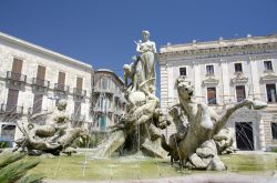 La bella statua dedicata alla dea Diana nel centro storico di Siracusa, Sicilia.



