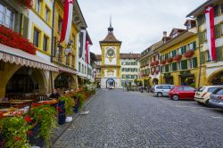 La bella torre dell'orologio alla fine della strada principale di Murten, Svizzera. Edificata nel 1239, venne ricostruita nella seconda metà del XVIII° secolo - © marekusz ...
