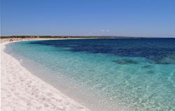 La benna Spiaggia di Mari Ermi nella Penisola del Sinins in Srdegna. - ©  Carlo Pelagalli / wikipedia