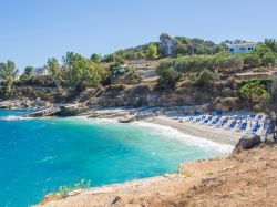 La bianca spiaggia di Bataria nella baia di Kassiopi a Corfu in Grecia