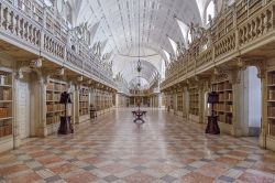 La biblioteca del Palazzo Nazionale di Mafra, Portogallo. Lunga oltre 80 metri e alta 13, è opera dell'architetto Manuel Caetano de Sousa che la realizzò in stile rococò ...