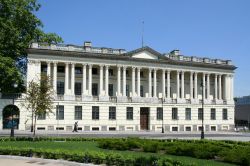 La biblioteca di Poznan, Polonia - Richiama la facciata orientale del Louvre il magnifico colonnato della biblioteca cittadina. L'edificio venne costruito nella metà del XIX° ...