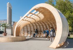 La biblioteca pubblica Rapana nel centro di Varna, Bulgaria. In questa struttura di legno ci sono libri che possono essere presi e sostituiti con altri per un interessante scambio culturale ...