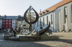 La Buchhornbrunnen e la chiesa di St. Nikolaus nel centro di Friedrichshafen (Germania) - © Nadezda Murmakova / Shutterstock.com