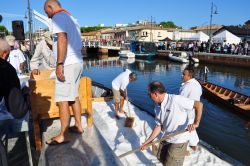 La burchiella e i salinari nel porto canale di Cervia durante il festival Sapore di Sale, Emilia Romagna.
