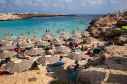 La bwlla spiaggia di Porto 'Ntoni in estate a Lampedusa - © bepsy / Shutterstock.com