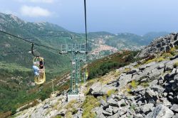 La cabinovia che sale al Monte Capanne, Isola d'Elba - © Stefano Ember / Shutterstock.com