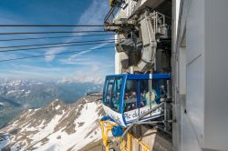 La cabinovia del Pic du Midi de Bigorre, Alti Pirenei, Francia - © Anibal Trejo / Shutterstock.com