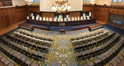 La Camera della Corte Internazionale di Giustizia a L'Aia, Olanda. Questa splendido ambiente si trova nel Palazzo della Pace, edificio completato nel 1913 in stile rinascimentale - © ...