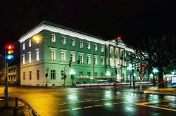 La Camera di Commercio di Wiesbaden, Germania, fotografata di notte. Si trova in Wilhelmstraße, ai civici 24-26, ed è ospitata in un palazzo con l'ingresso caratterizzato da ...