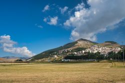 La campagna di Rivisondoli, Abruzzo, con sullo sfondo il borgo fortificato e le sue case.
