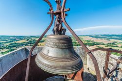 La campana della chiesa di San Michele a Cordes-sur-Ciel, Francia. Il panorama che si può ammirare da qui è mozzafiato.




