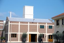 La cantina Lopez a Mendoza, Argentina. Da 115 anni questa azienda produce uno dei più pregiati vini del paese - © Gerardo C.Lerner / Shutterstock.com