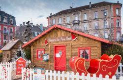 La capanna in legno di Babbo Natale al mercato natalizio di Belfort, Francia - © Pierre-Olivier / Shutterstock.com