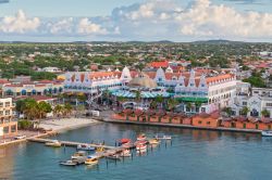 La capitale di Aruba, Oranjestad  fotografata dall'alto - © byvalet / Shutterstock.com