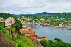 La capitale di Grenada, St.George's, con il suo litorale affacciato nel Mare dei Caraibi - © EQRoy / Shutterstock.com