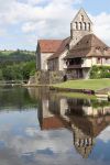La Cappella dei Penitenti lungo il fiume Dordogne a Beaulieu, Francia. Costruita nel XII° secolo, si rispecchia nelle acque della Dordogne e ospita il museo di storia locale. 
