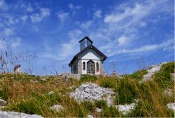 La cappella del Cristo redentore sulla cima del Matajur, la montagna che domina Pulfero in Friuli Venezia GIulia