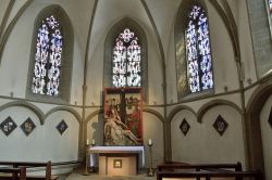 La cappella di Maria nel duomo di San Pietro a Osnabruck, Germania. Di grande importanza sono la statua in ceramica, i dipinti e le vetrate colorate - © Alizada Studios / Shutterstock.com ...