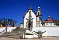 La cappella di Nostra Signora di Agonia a Viana do Castelo, Portogallo. Questa bella chiesetta in granito è stata costruita nel XVIII° secolo in stile barocco. Sullo sfondo, un faro.



 ...
