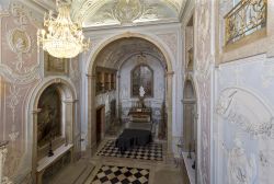 La Cappella di Our Lady of Mercy del palazzo di Oeiras, Portogallo. Di grande prestigio sono le ricche decorazioni in stucchi, affreschi e statue - © ribeiroantonio / Shutterstock.com