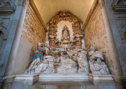 La cappella di San Bernardo a Alcobaca, Portogallo. Situata sul lato meridionale del transetto, questa cappella è decorata da un gruppo di sculture raffiguranti la morte del santo. Si ...