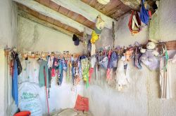 La cappella ex voto delle Tre Vergini nel Parco dei Nebrodi, Sicilia. Si trova in contrada Acquasanta sul Monte Trearie: questo piccolo santuario si distingue da una normale casetta rustica ...
