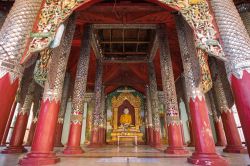 La cappella in legno di Buddha nella Schwezigon Pagoda di Bagan, Myanmar. Decorazioni e intagli per lo stile architettonico di questo luogo di culto dedicato al Buddha all'interno del tempio ...