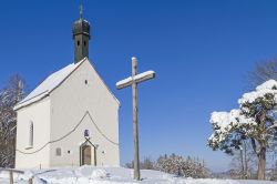 La cappella Wintry Leonhardi sul Monte Calvario a Bad Tolz, Germania, fotografata in inverno con la neve.



