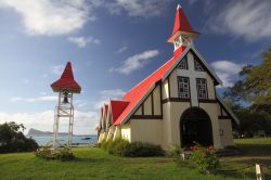 Chiesa cattolica con campanile a Cap Malheureux, isola di Mauritius - La caratteristica architettura dell'dificio religioso dedicato al culto cattolico ospitato a nord dell'isola: la ...