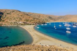 La caratteristica spiaggia di Kolona a Kythnos, Grecia. Le acque blu intenso e azzurro del mar Egeo lambiscono entrambi i lati della spiaggia di Kolona - © Michael Paschos / Shutterstock.com ...