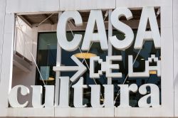 La Casa de la Cultura di Lloret de Mar, lungo la Costa Brava spagnola, è uno degli edifici più all'avanguardia della città. Progettata da Daniel Mòdol, ...