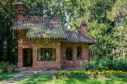 La casa dei bambini a Grazzano Visconti: giochi d’acqua, fossati, aiuole, ampi viali e boschi confezionano un elegante giardino all'italiana che porta all’agognato ...