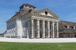 La Casa del Direttore alle Saline Reali di Arc-et-Senans, Francia. L'edificio si trova al centro del complesso, in asse con l'entrata e affiancata dai padiglioni per la lavorazione del ...