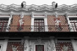 La Casa delle Bambole a Puebla, Messico. Esempio di architettura barocca, questo edificio deve il nome alla presenza sulla facciata di sedici figure umane grottesche.

