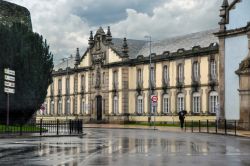 La Casa di Santa Maria nell'area del Carmen, di fronte alle mura di Lugo, Galizia - © Elzloy / Shutterstock.com