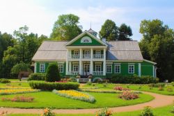 La casa museo di Pyotr e Veniamin Gannibal nella tenuta di Petrovskoye, nei pressi di Pskov, Russia - © Elena Serebryakova / Shutterstock.com