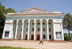 La Casa Presidenziale di Dushanbe, capitale del Tagikistan. In città vi sono molti vecchi edifici di epoca sovietica - © Oguz Dikbakan / Shutterstock.com