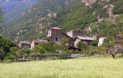 La Casaforte e torre di Ville ad Arnaud in provincia di Aosta - © Patafisik - CC BY-SA 3.0, Wikipedia