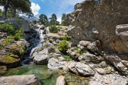 La Cascata degli Inglesi lungo la strada GR20 nei pressi di Vizzavona, Corsica.

