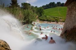 La cascata del Gorello con le terme libere di Saturnia in Toscana - © Melinda Nagy / Shutterstock.com