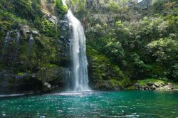 La cascata della Voile de la Mariée a La Réunion, Isole Mascarene. Situata a 500 metri di altezza, scorre nel territorio del comune di Salazie sull'isola de La Réunion.
 ...