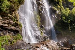 La cascata di Acquafraggia a Piuro, Valchiavenna, provincia di Sondrio (Lombardia). Il torrente di Acqua Fraggia forma una serie di cascate di cui, quelle più in basso, con il doppio ...