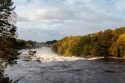 La cascata di Boen sul fiume Tovdalselva nei pressi di Kristiansand, Norvegia, durante un'alluvione.

