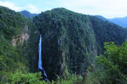 La cascata di Mae Surin nel distretto di Khun Yuam a Mae Hong Son, Thailandia. Con i suoi 8 metri di altezza è considerata la cascata più alta del paese: si trova nel parco nazionale ...